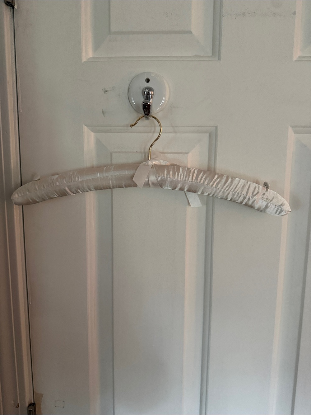 Silk-Style Padded White Wall Hanger and Blue Ring Box